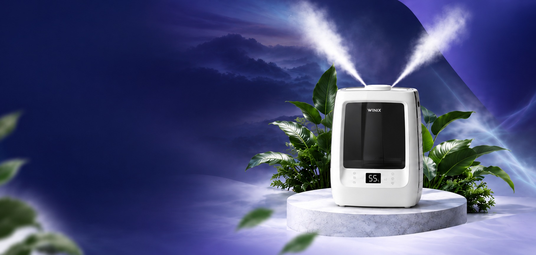 WINIX L500 luchtbevochtiger met nevel op een paars podium Humidificateur WINIX L500 diffusant une brume sur un podium violet